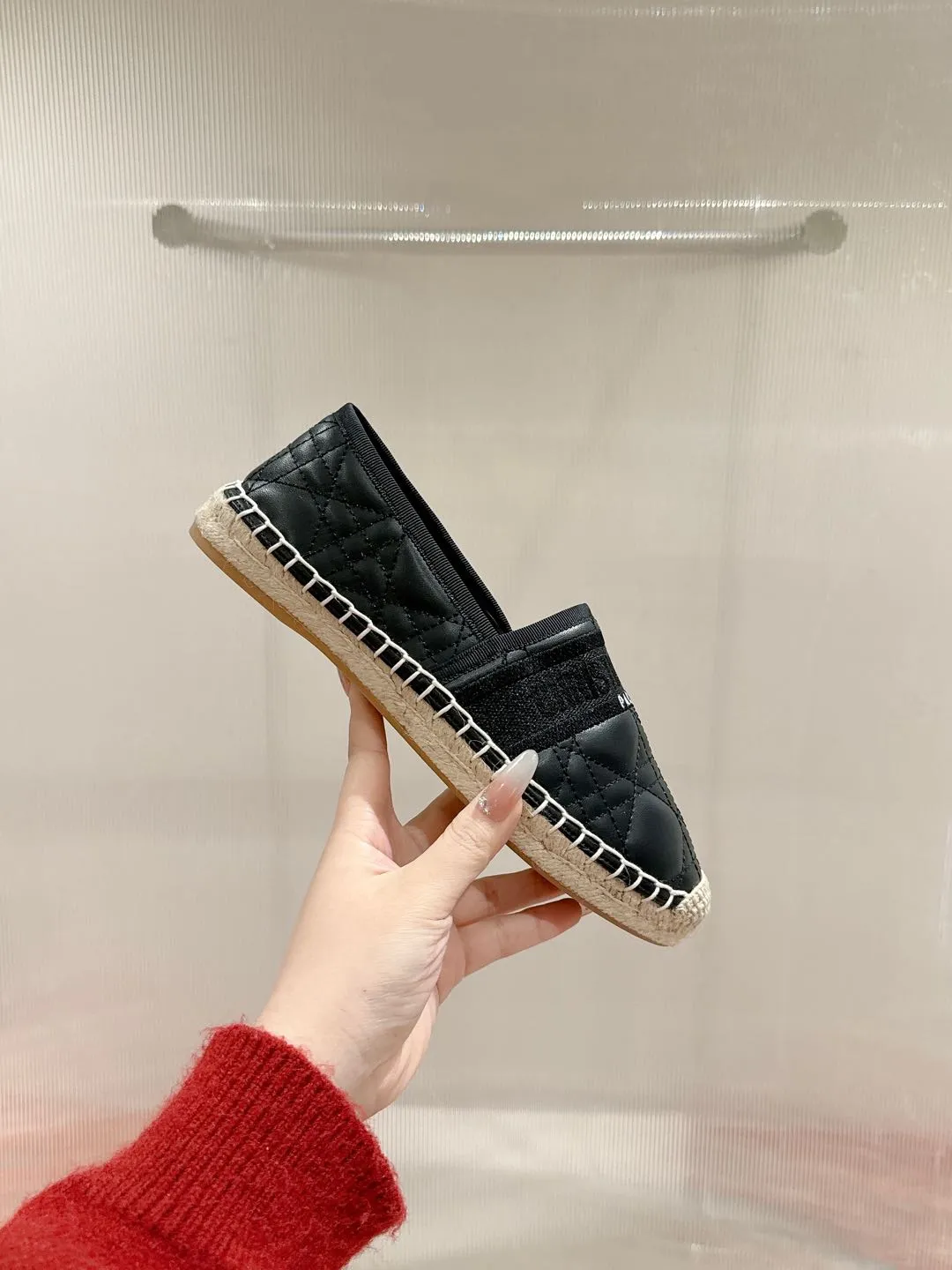 👟👟Ex-factory price 460👟👟 Dior DIOR's new popular early spring fisherman shoes 🆕 Simple, elegant and fashionable, timeless and timeless, it is a classic that will never fade away in the fashion circle, retro fisherman shoes. Original hand-woven surface, electric embroidery technology! Specific cloth surface and rubber outsole. Code number: 35-39 (40.41 customized, non-refundable)